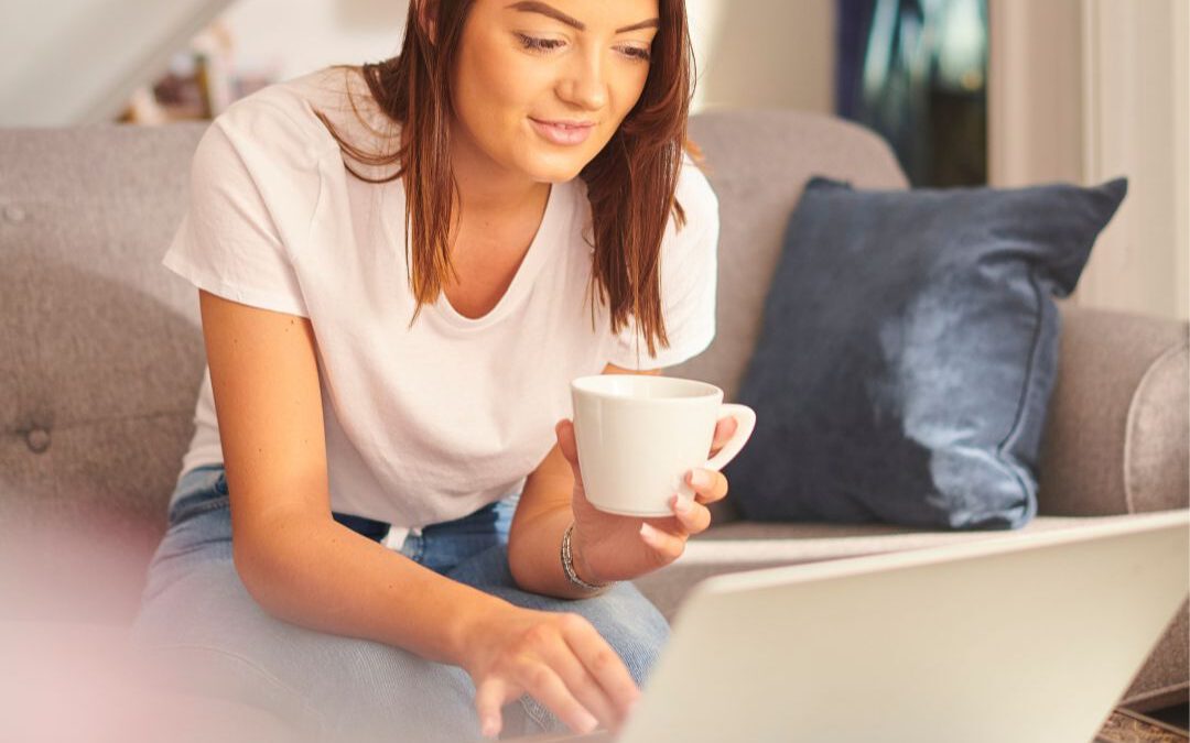 Frau sucht am PC neuen Beruf