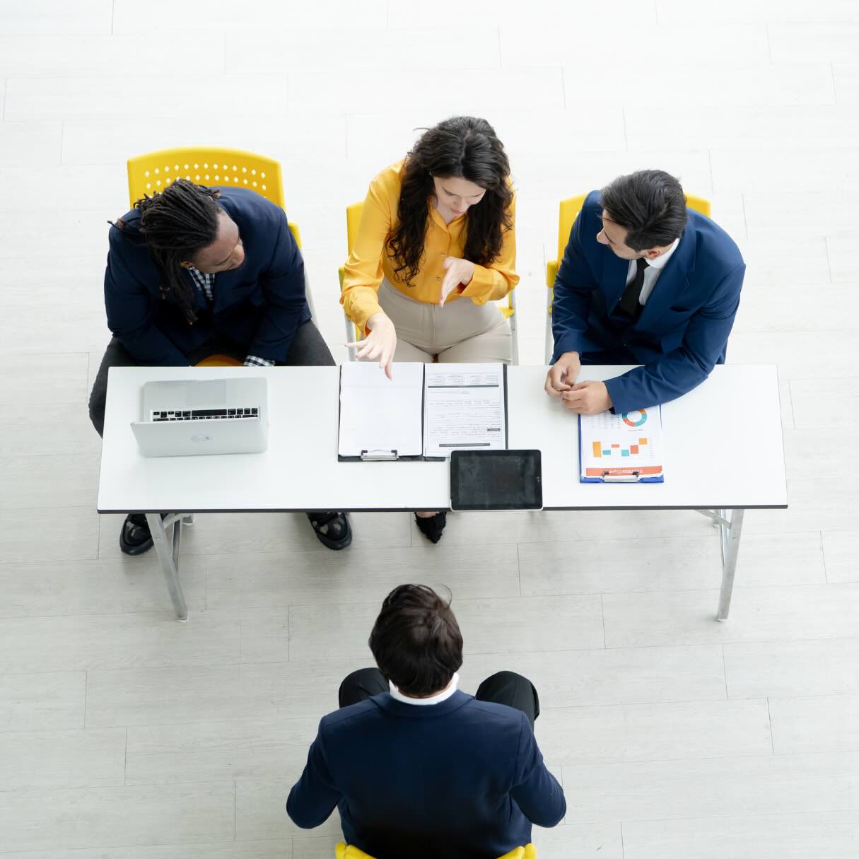 Bewerber sitzt im Vorstellungsgespräch und überzeugt dank Coaching