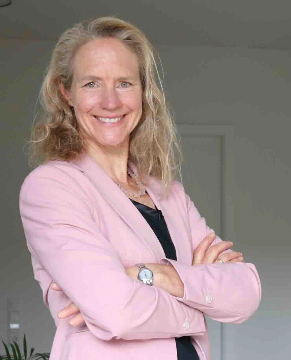 Claudia Wingenroth mit rosa Blazer Claudia Wingenroth mit rosa Blazer