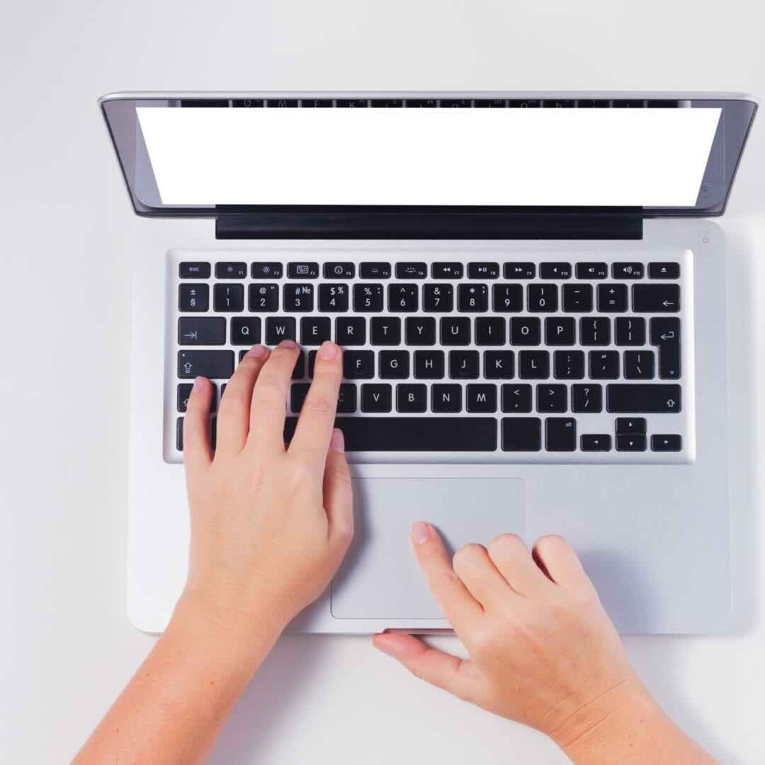 Frau bucht Karriere-Check am Laptop