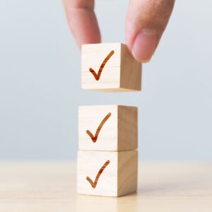 Würfel mit Haken als Symbol für Checkliste