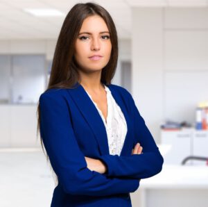 Frau im blauen Blazer mit Selbstmanagement