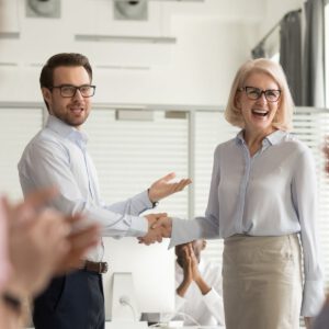 Mitarbeiterin wird von Chef gelobt
