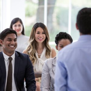 Führungskraft und Team spiegeln sich