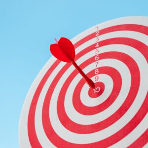 Zielscheibe mit rotem Pfeil für Konkretisierung der Berufswahl