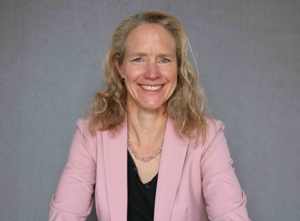 Claudia Wingenroth in rosa Blazer