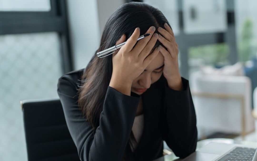 Frau ist unzufrieden im Job und denkt über Wechsel nach