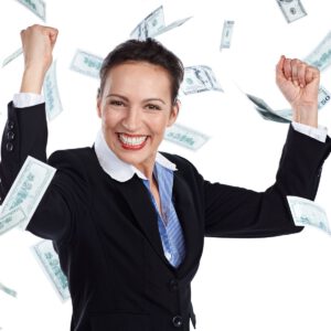 Frau freut sich über Gehaltssprung durch Jobwechsel