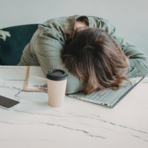 Die Frau ist überfordert von zuviel Arbeit