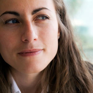 Frau denkt über Gründe für Jobwechsel nach