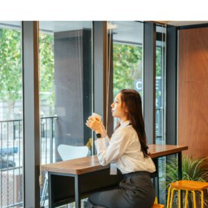Frau gewinnt durch kleine Pause Kraft und Konzentration